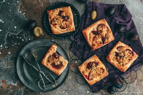 Rezept für ein einfaches Blätterteig-Gebäck. Pflaumen mit einer feinen Quarkcreme und knusprigen Streuseln - unwiderstehlich lecker und schnell für die Gäste gebacken!